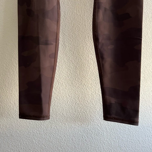 Alo Yoga High Waist Brown Camo Vapor Leggings Cocoa - Picture 4 of 12